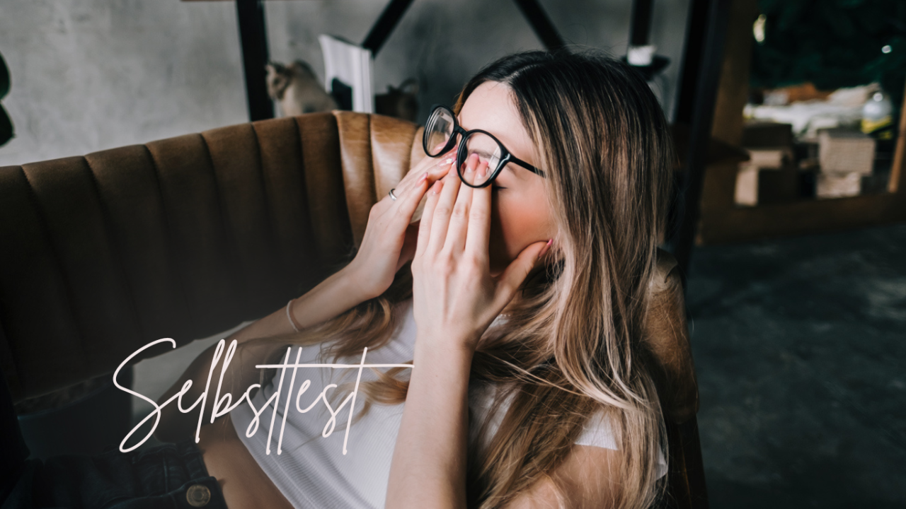 Frau reibt sich erschöpft die Augen