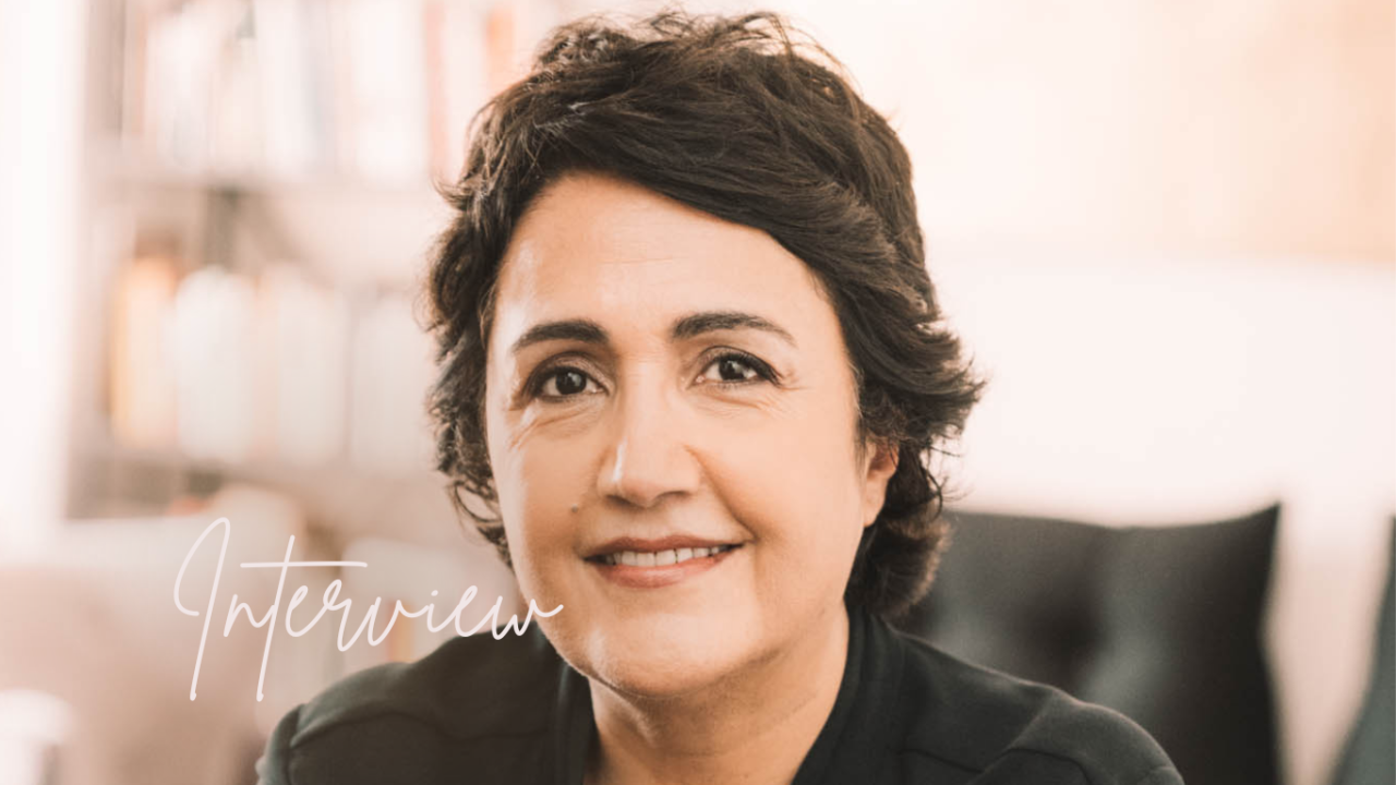 Zarmina Penner vor hellem Hintergrund im Interview mit einfach ganz leben