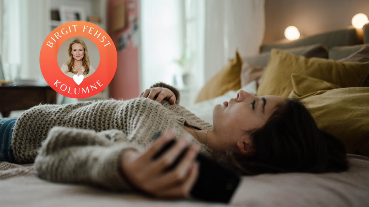 Ängstlicher Bindungstyp: Symptome und Ursachen Eine junge Frau liegt auf dem Rücken auf dem Bett und schaut an die Decke | Ängstlicher Bindungstyp