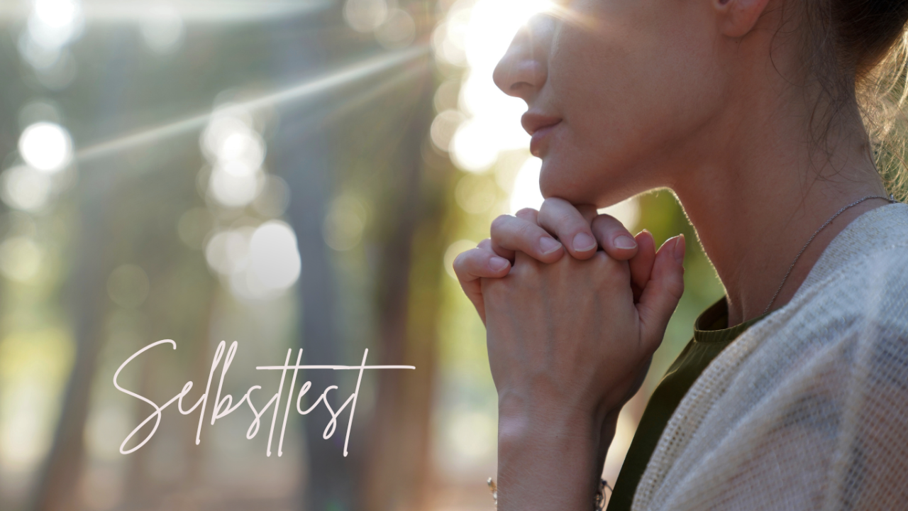 Eine Frau im Profil, mit verschränkten Händen am Kinn, mit dem Text &quot;Selbsttest&quot; am unteren Bildrand | Hellsichtigkeit