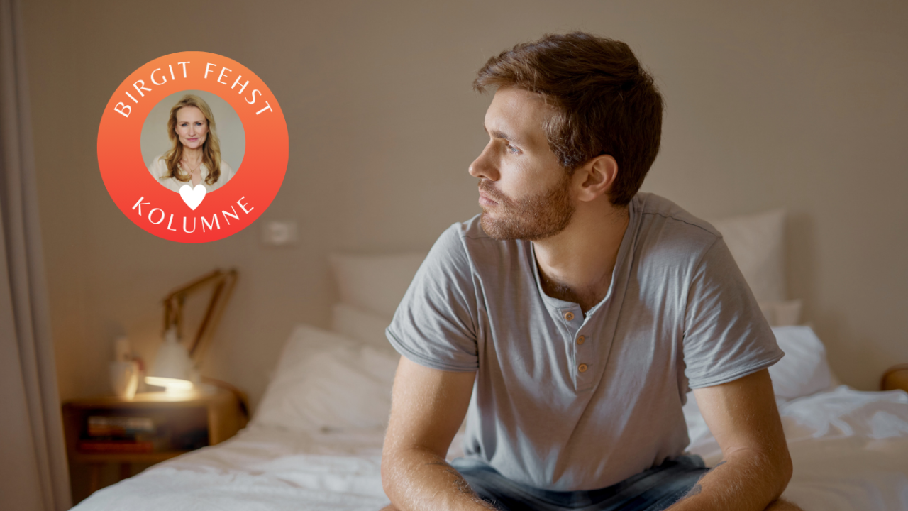 Ein Mann mittleren Alters sitzt auf dem Bett und schaut nachdenklich zur Seite | Vermeidender Bindungsstil