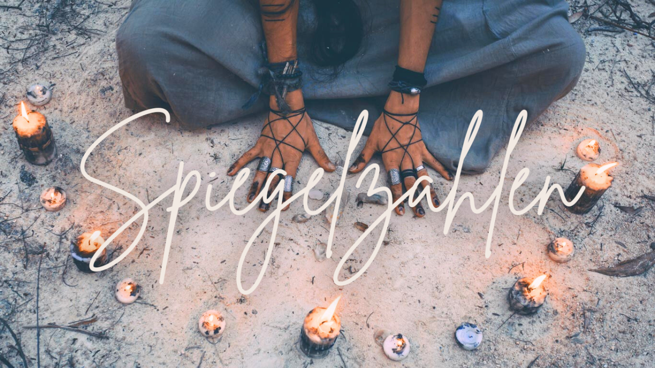 Eine Person sitzt meditativ im Sand, umgeben von brennenden Kerzen, die eine mystische Atmosphäre schaffen, mit dem Schriftzug &quot;Spiegelzahlen&quot; im Vordergrund.