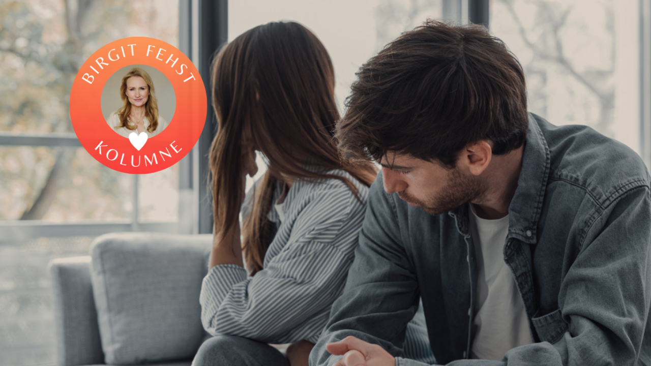 Ein Mann und eine Frau sitzen mit verschlossener Haltung auf einem Sofa nebeneinander und schauen in verschiedene Richtungen,