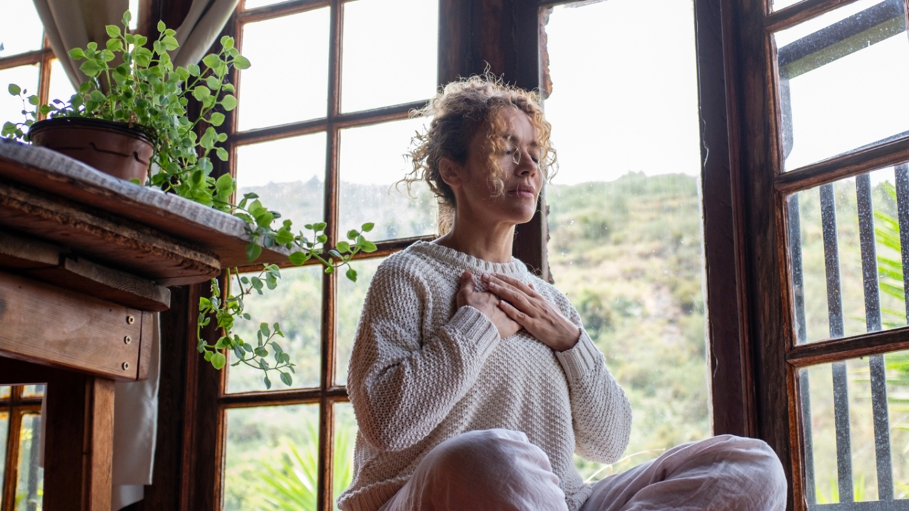 Frau die mitfühlend ist