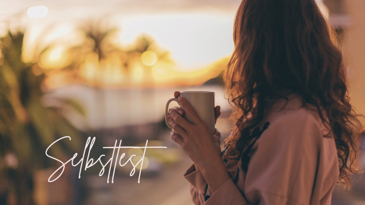 Bin ich glücklich? Test über Zufriedenheit und 5 Tipps, um glücklich zu werden Eine Frau hält eine Tasse in der Hand und schaut bei Sonnenuntergang auf das Meer. Auf dem Bild steht das Wort "Selbsttest".