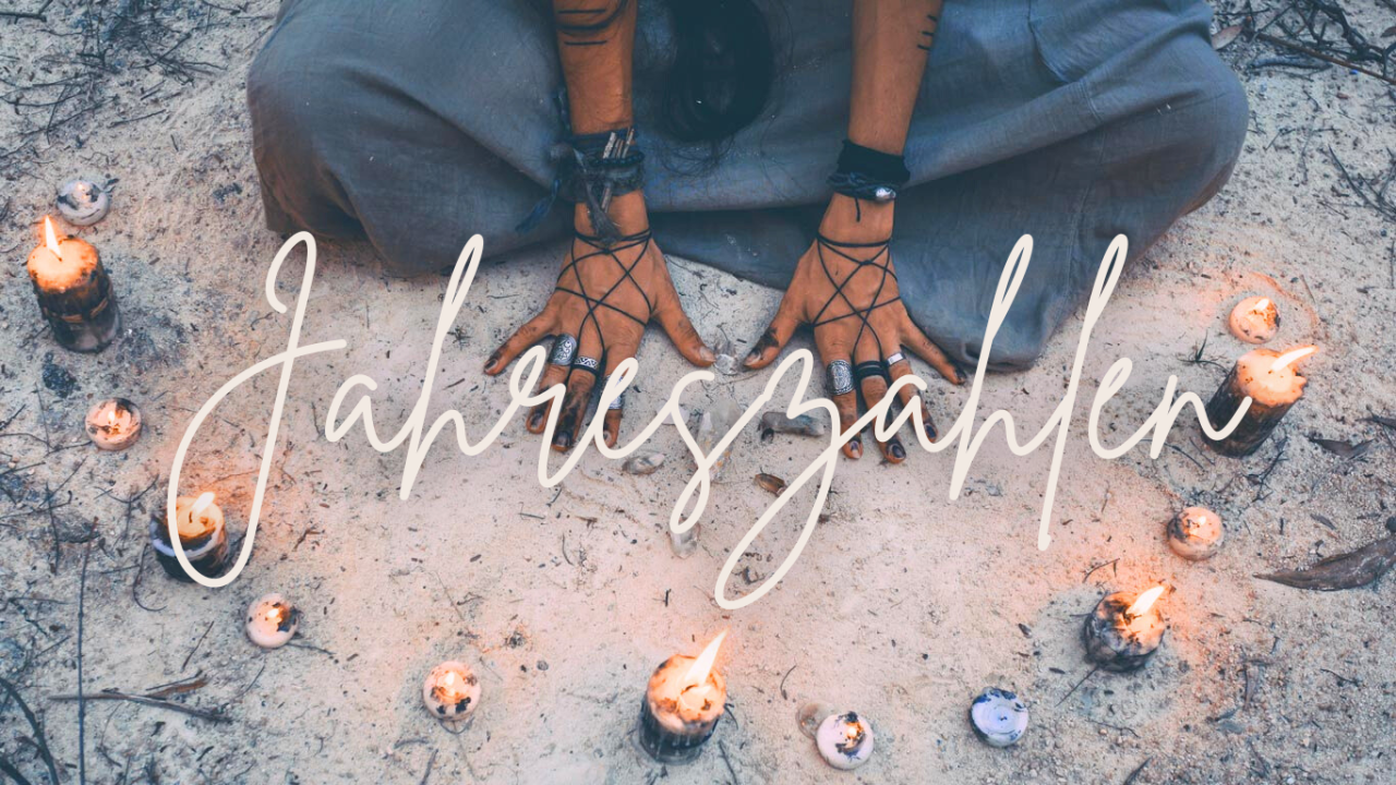 Eine Person sitzt meditativ im Sand, umgeben von brennenden Kerzen, die eine mystische Atmosphäre schaffen, mit dem Schriftzug &quot;Jahreszahlen&quot; im Vordergrund.