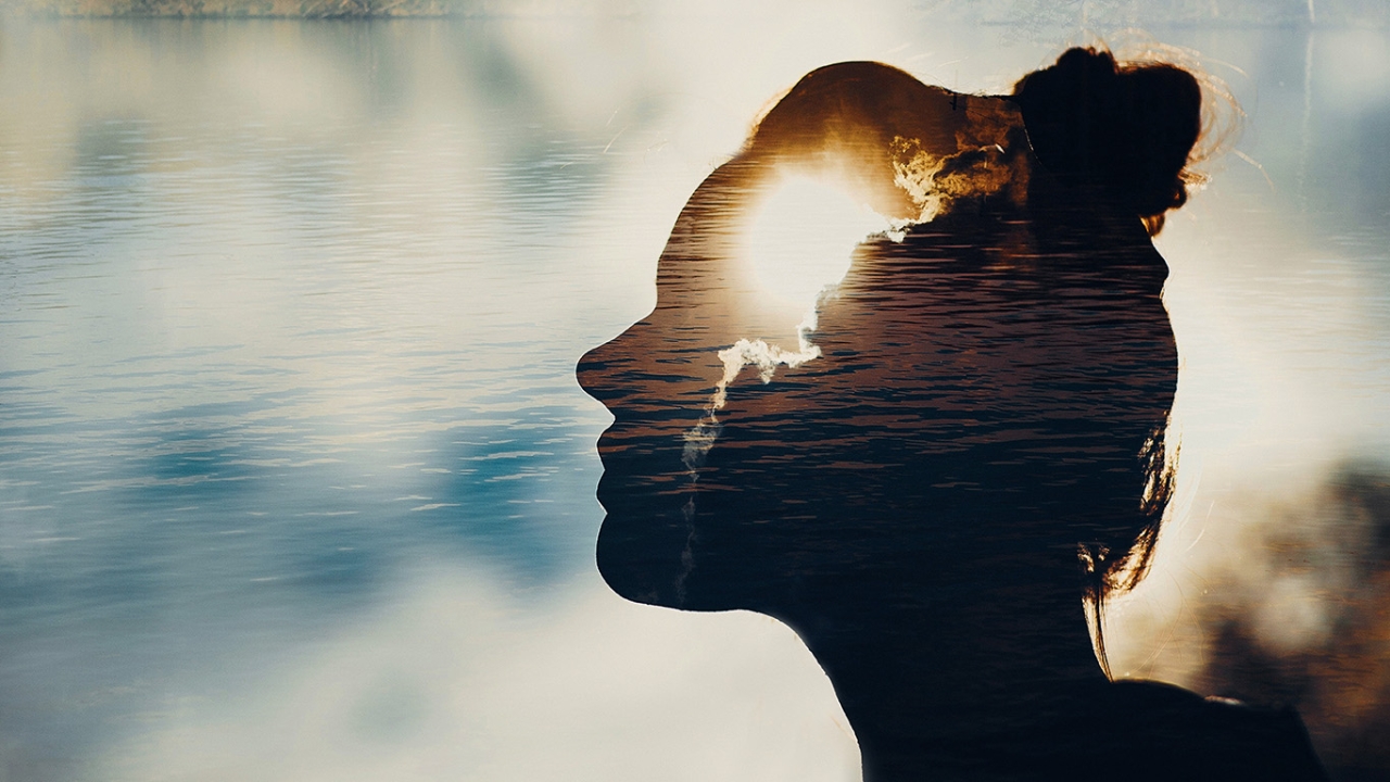 Frauenkopf vor einem See