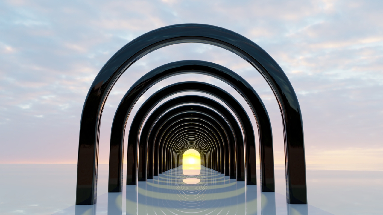 Portaltage: Ein Tunnel aus schwarzen, glänzenden Rundbögen führt zu einem hellen, gelb leuchtenden Licht am Ende.