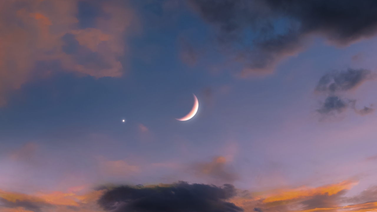 Blau-lila Himmel mit vereinzelten Wolken und einem Neumond in der Mitte | Neumondrituale